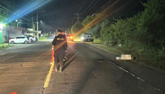 Hombre muere atropellado en carretera antigua a Zacatecoluca Un hombre de la tercera edad murió atropellado anoche mientras cruzaba la calle en el km 35 de la carretera antigua a Zacatecoluca, en San Pedro Masahuat.