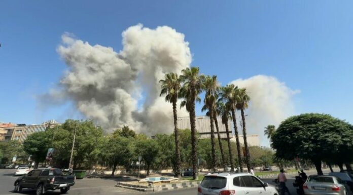 Israel bombardeó el cuartel sirio en Damasco tras exigir el retiro de tropas de Sweida, donde la violencia dejó ya más de 300 fallecidos.