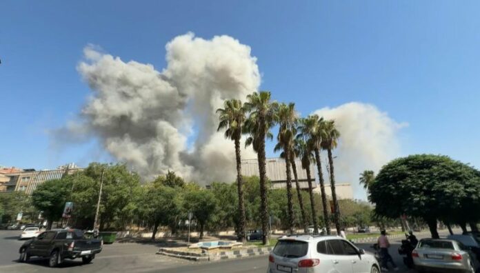 Israel bombardea Damasco y el sur de Siria en el cuarto día de ataques en Sweida Israel bombardeó el cuartel sirio en Damasco tras exigir el retiro de tropas de Sweida, donde la violencia dejó ya más de 300 fallecidos.