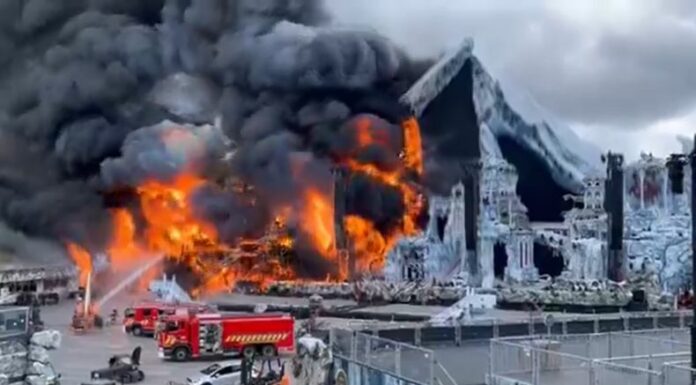 El escenario principal de Tomorrowland 2025 en Bélgica sufrió un incendio a tan solo dos días de que comience el festival.