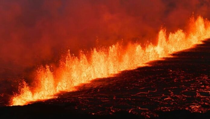 Un volcán entra en erupción en Islandia por novena vez desde finales de 2023 Un volcán ubicado en la península de Reykjanes, al suroeste de Islandia, hizo erupción el miércoles por novena vez desde finales de 2023, informó la autoridad local.