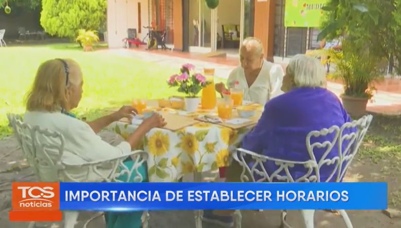 Si tienes 50 o más, esto debes saber sobre tu alimentación A partir de los 50 años, el cuerpo experimenta una digestión más lenta, lo que puede provocar inflamación, estreñimiento o reflujo.