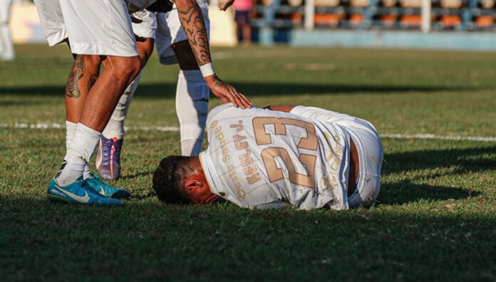 Jugador se lesiona al intentar imitar celebración de Cristiano Ronaldo Un jugador brasileño sufrió una grave lesión en la rodilla al intentar imitar el característico festejo de Cristiano Ronaldo.
