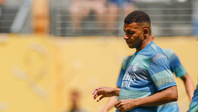 Mbappé es investigado por donaciones a policías franceses El delantero del Real Madrid, Kylian Mbappé está siendo investigado por donaciones a cinco policías en el 2023.