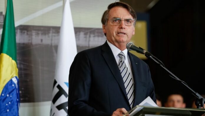 Bolsonaro deberá usar tobillera electrónica y se prohíbe usar redes sociales La Corte Suprema de Brasil impuso nuevas medidas cautelares contra el expresidente Jair Bolsonaro. El uso de tobillera electrónica y la prohibición de usar sus redes sociales son parte de las medidas.