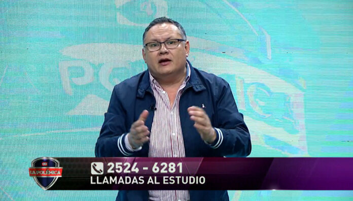 Tom Coreas cantando en La Polémica El panelista de La Polémica Tom Coreas dejó al descubierto una de sus nuevas facetas en el cierre del programa.