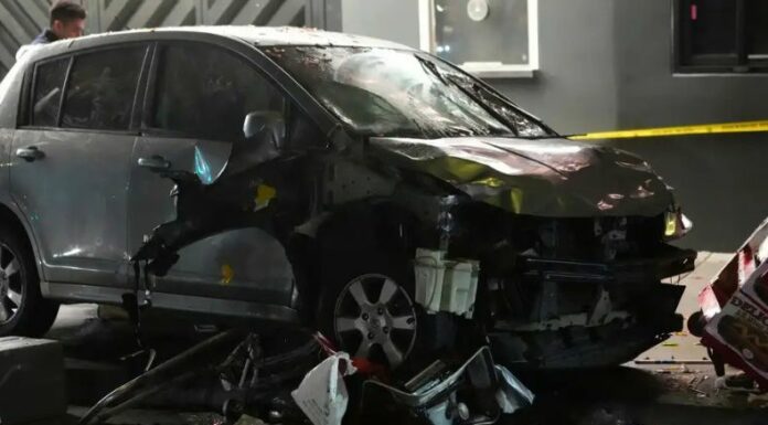 Un vehículo arrolló a más de 20 personas que esperaban entrar a un club nocturno en el bulevar Santa Mónica, Los Ángeles, California.