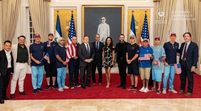 El presidente Nayib Bukele recibió a los diez ciudadanos estadounidenses liberados por Nicolás Maduro, tras una operación humanitaria.