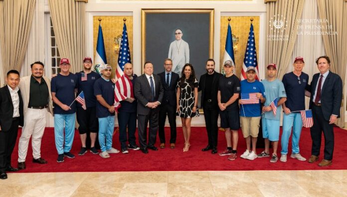 Presidente Bukele recibe a los diez estadounidenses liberados por Nicolás Maduro El presidente Nayib Bukele recibió a los diez ciudadanos estadounidenses liberados por Nicolás Maduro, tras una operación humanitaria.