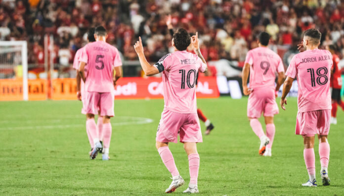 Messi anotó un nuevo doblete en la MLS Lionel Messi anotó su sexto doblete en siete partidos disputados con el Inter Miami y ya es el máximo goleador de la temporada en la MLS.