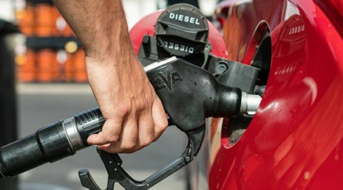 A partir de mañana, el diésel subirá $0.07 en todo el país, mientras que los precios de la gasolina superior y regular se mantienen estables.