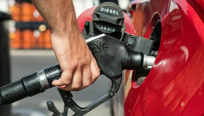 El diésel aumentará $0.07 a nivel nacional desde mañana A partir de mañana, el diésel subirá $0.07 en todo el país, mientras que los precios de la gasolina superior y regular se mantienen estables.