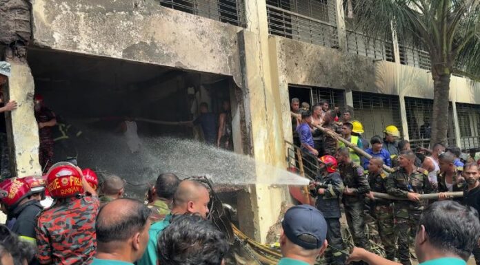 Al menos 19 personas murieron y más de 100 resultaron heridas luego de que un avión militar cayó sobre una escuela en Bangladesh.