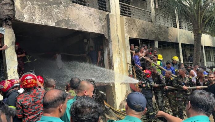 Tragedia en Bangladesh: avión militar cae sobre escuela y deja al menos 19 muertos Al menos 19 personas murieron y más de 100 resultaron heridas luego de que un avión militar cayó sobre una escuela en Bangladesh.