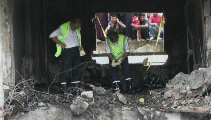 Más de 30 víctimas mortales en Bangladesh tras catástrofe aérea El saldo del accidente de un avión militar que se estrelló contra una escuela en la capital de Bangladesh aumentó este martes a unas treinta víctimas mortales, en su mayoría estudiantes.