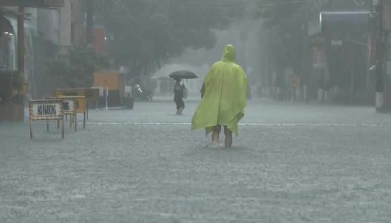 Tras las intensas lluvias durante la noche, un río se desbordó y forzó la evacuación de miles en la capital de Filipinas, Manila.