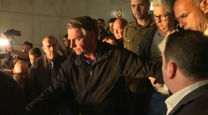 El juez Alexandre de Moraes dio 24 horas a los abogados de Bolsonaro para justificar la violación de la orden que le prohíbe usar redes sociales.