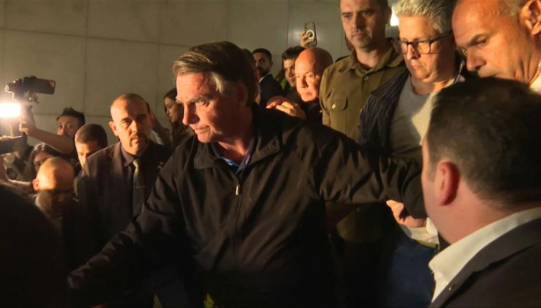 El juez Alexandre de Moraes dio 24 horas a los abogados de Bolsonaro para justificar la violación de la orden que le prohíbe usar redes sociales.