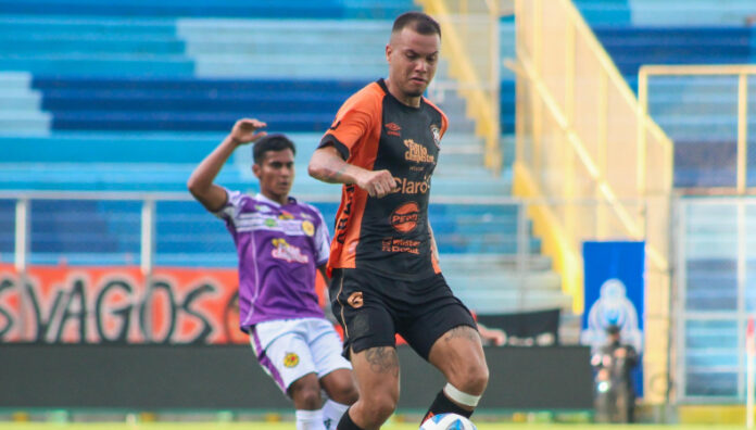 Sebastián Julio jugador de Águila El atacante chileno, Sebastián Julio, habló sobre las expectativas que tiene con los emplumados para el Apertura 2025.