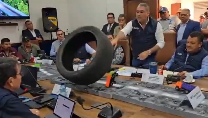 En medio de una intervención, un diputado sacó una llanta dañada y la lanzó con fuerza sobre la mesa frente a un funcionario.