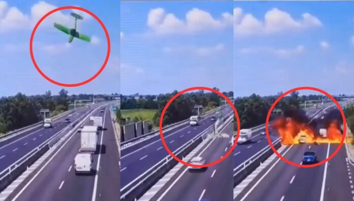 Una cámara de videovigilancia registró el instante en que una avioneta se precipitó sobre una autopista en Italia, causando la muerte de dos personas.
