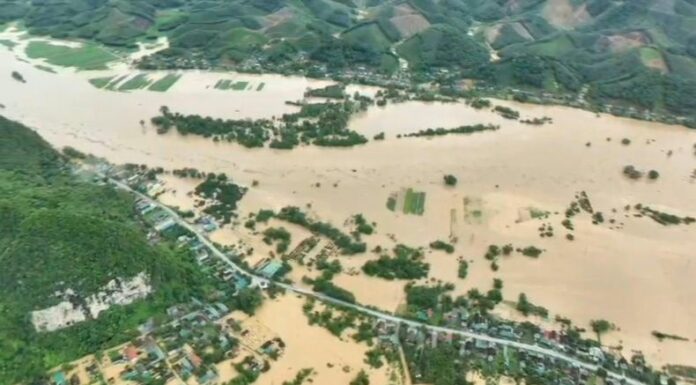 Las inundaciones provocadas por la tormenta Wipha aislaron a cientos de familias en el centro de Vietnam en las últimas horas.