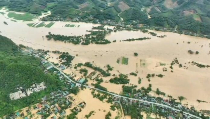 Vietnam Tormenta Wipha provoca inundaciones y deja a cientos de familias aisladas Las inundaciones provocadas por la tormenta Wipha aislaron a cientos de familias en el centro de Vietnam en las últimas horas.