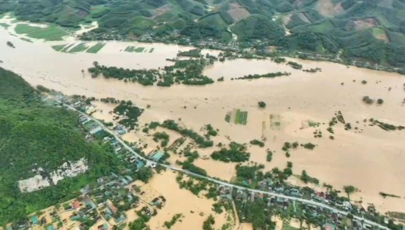 Las inundaciones provocadas por la tormenta Wipha aislaron a cientos de familias en el centro de Vietnam en las últimas horas.