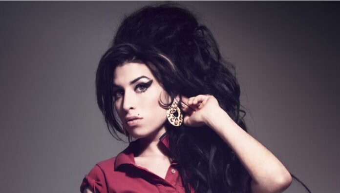 Amy Winehouse 14 años del adiós a una leyenda musical La cantante británica falleció el 23 de julio de 2011 a los 27 años, dejando una huella imborrable en la música contemporánea.