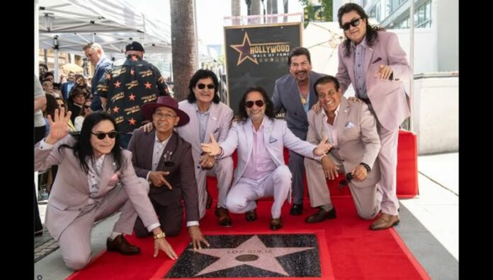 Los Bukis reciben estrella en el Paseo de la Fama Los Bukis fueron homenajeados con la estrella número 2,817 en Hollywood Boulevard, un reconocimiento a su legado musical.