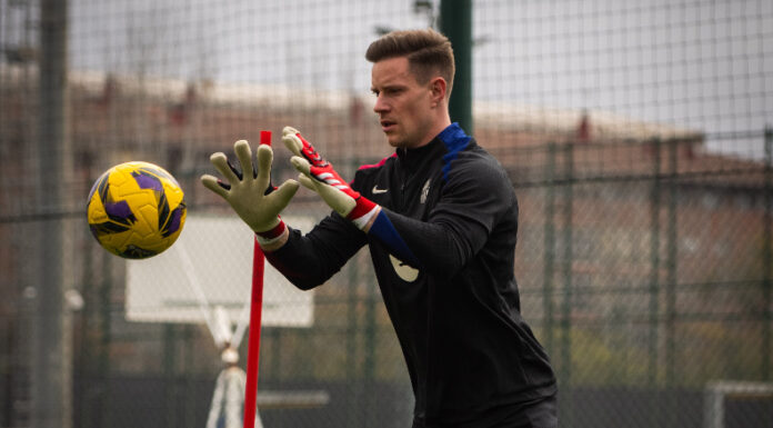 El portero alemán, Mar André Ter Stegen, estará fuera de las canchas con el Barcelona por una lesión en la espalda.
