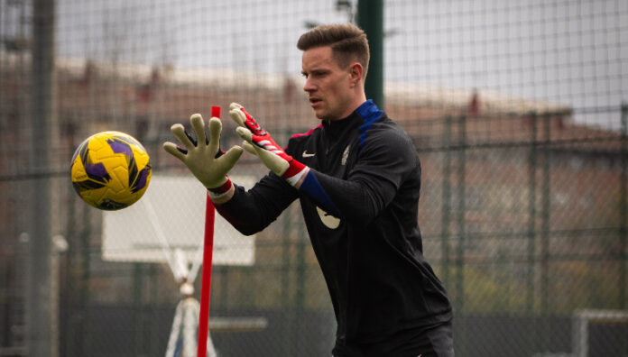 Ter Stegen será operado de la espalda El portero alemán, Mar André Ter Stegen, estará fuera de las canchas con el Barcelona por una lesión en la espalda.