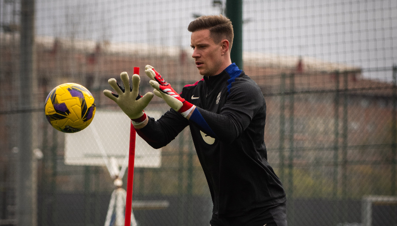 El portero alemán, Mar André Ter Stegen, estará fuera de las canchas con el Barcelona por una lesión en la espalda.