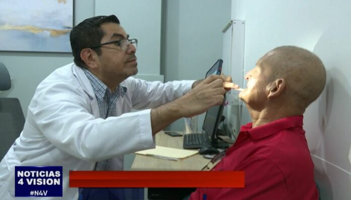 Señales claves para detectar a tiempo el cáncer de cabeza y cuello El cáncer de cabeza y cuello es un grupo de tumores malignos que se desarrollan en áreas como la boca, garganta, laringe, nariz y senos paranasales.