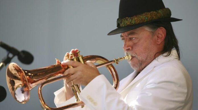 Chuck Mangione falleció a los 84 años mientras dormía. El músico dejó un legado de más de 30 álbumes, dos premios Grammy y éxitos como “Feels So Good”.