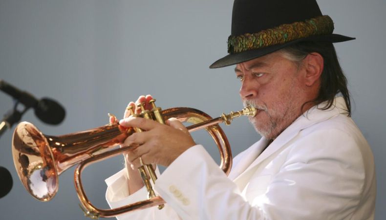 Chuck Mangione falleció a los 84 años mientras dormía. El músico dejó un legado de más de 30 álbumes, dos premios Grammy y éxitos como “Feels So Good”.