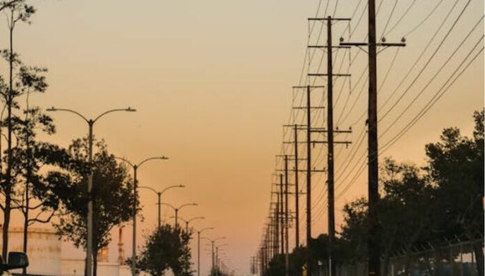 Aprueban fondos para ampliar la cobertura al 100% de energía eléctrica en el país El 9.3% de la población que reside en áreas rurales aún no tiene acceso al servicio de energía eléctrica y se proyecta que en 5 años se alcance la cobertura total del servicio.