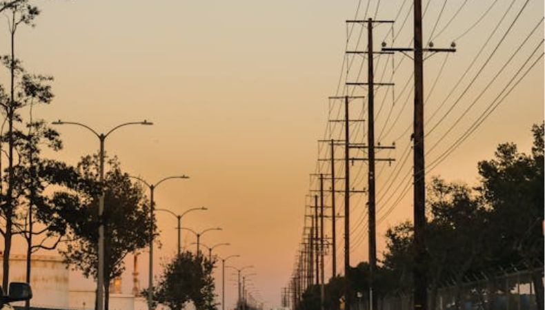 El 9.3% de la población que reside en áreas rurales aún no tiene acceso al servicio de energía eléctrica y se proyecta que en 5 años se alcance la cobertura total del servicio.