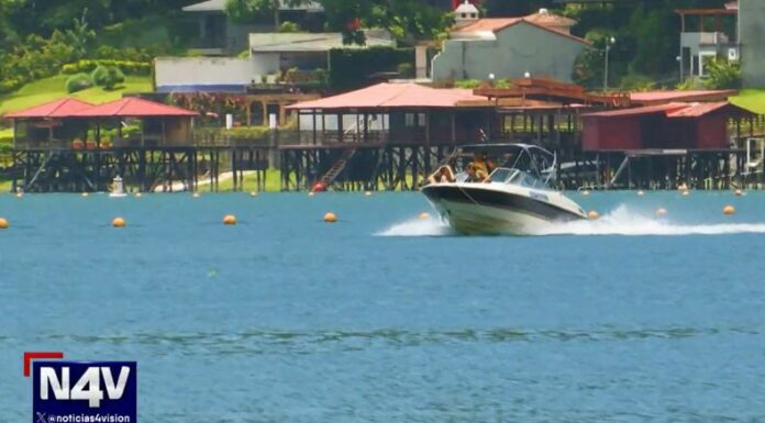 La Playa El Manguito, ubicada en el lago de Coatepeque, es un lugar turístico que disfrutan los visitantes nacionales y extranjeros.