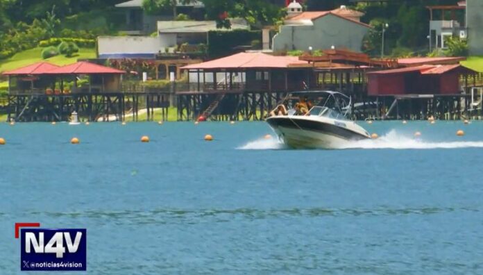 Playa El Manguito: un paraíso escondido en el lago de Coatepeque La Playa El Manguito, ubicada en el lago de Coatepeque, es un lugar turístico que disfrutan los visitantes nacionales y extranjeros.