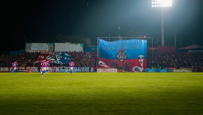 FAS tuve un fuerte cruce de palabras con el Alcalde Gustavo Acevedo Club Deportivo FAS y el Alcalde de Santa Ana, Gustavo Acevedo, tuvieron un fuerte cruce de palabras por el uso del estadio Óscar Quiteño.