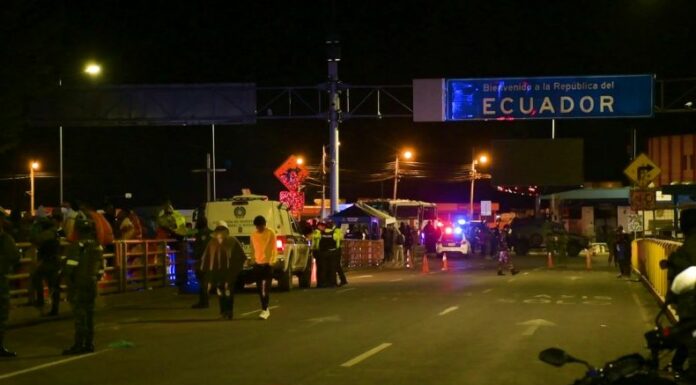 Más de 800 presos colombianos fueron deportados hacia su país a través del paso fronterizo en la provincia ecuatoriana de Carchi.