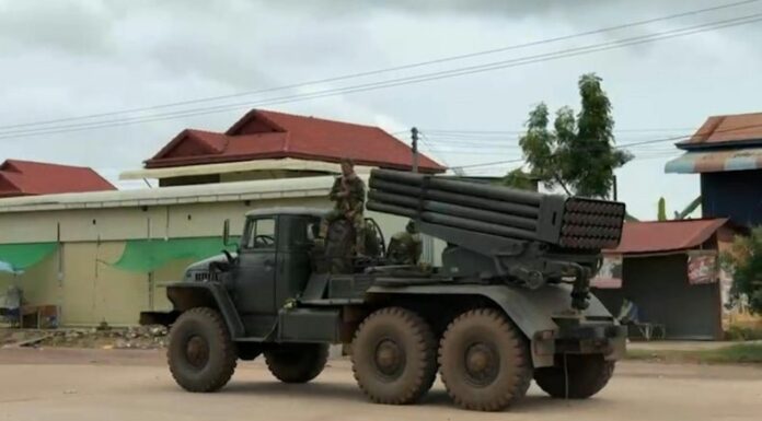 Los líderes de Camboya y Tailandia se reunirán el lunes en Malasia para buscar una salida al conflicto territorial, tras cuatro días de enfrentamientos en la frontera.
