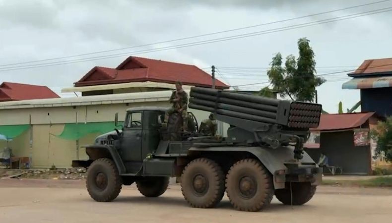 Los líderes de Camboya y Tailandia se reunirán el lunes en Malasia para buscar una salida al conflicto territorial, tras cuatro días de enfrentamientos en la frontera.