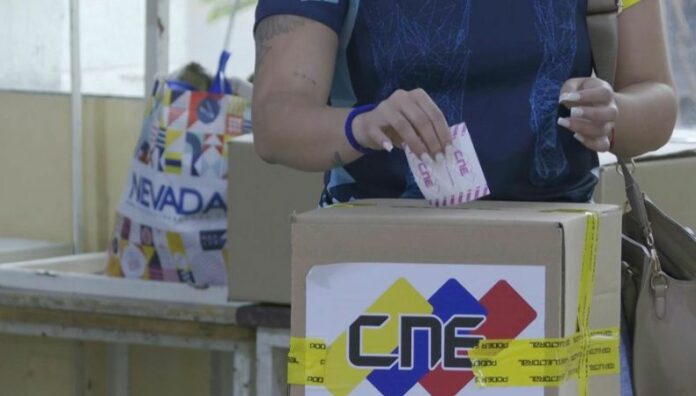 Partido de Maduro gana mayoría de alcaldías en Venezuela El chavismo ganó la mayoría de las alcaldías en elecciones boicoteadas por la oposición, coincidiendo con el aniversario de la reelección de Maduro.