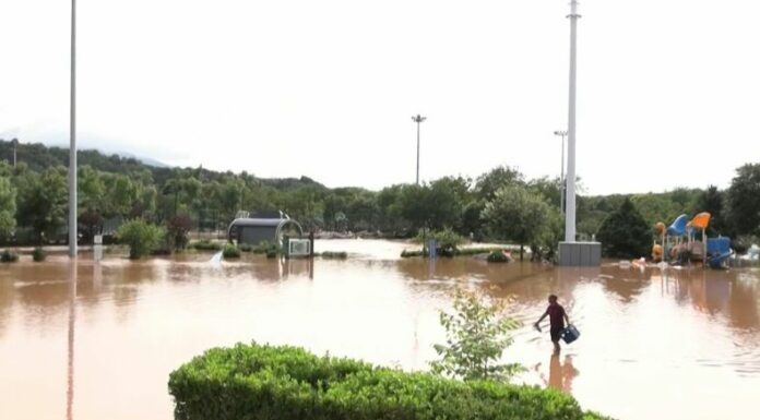 Al menos cuatro personas fallecieron y ocho se encuentran desaparecidas tras las lluvias e inundaciones que azotan el norte de China.