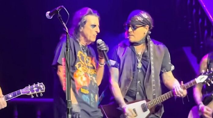 Durante el concierto de Alice Cooper en el O2 Arena, Johnny Depp apareció sin previo aviso y rindió homenaje a Ozzy Osbourne con una potente interpretación de “Paranoid”.