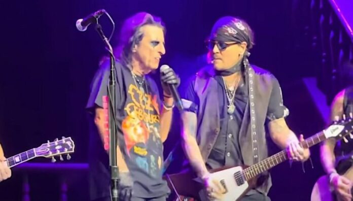 Johnny Depp sorprendió en Londres con tributo a Ozzy Durante el concierto de Alice Cooper en el O2 Arena, Johnny Depp apareció sin previo aviso y rindió homenaje a Ozzy Osbourne con una potente interpretación de “Paranoid”.