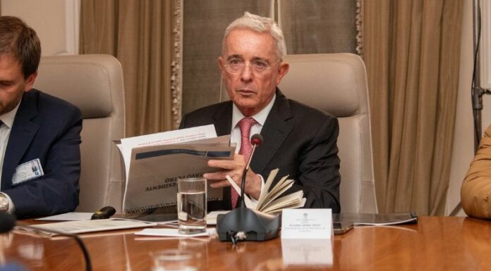 El expresidente de Colombia, Álvaro Uribe Vélez, fue declarado culpable por los delitos de fraude procesal y soborno en actuación penal.