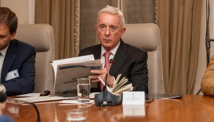 Declaran culpable al expresidente de Colombia, Álvaro Uribe, por soborno y fraude procesal El expresidente de Colombia, Álvaro Uribe Vélez, fue declarado culpable por los delitos de fraude procesal y soborno en actuación penal.